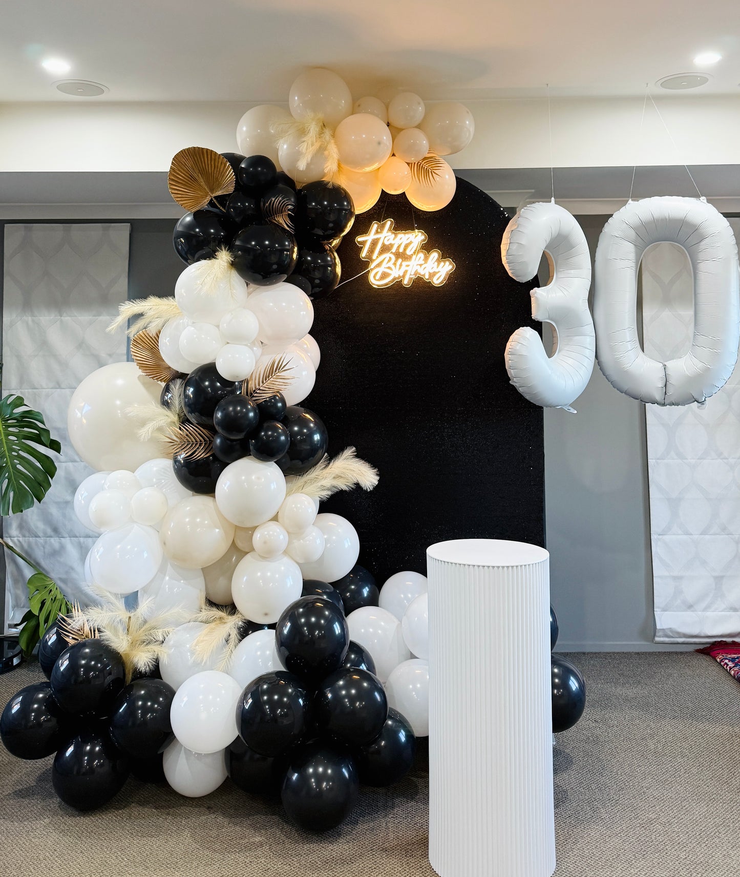 Simply Striking balloon backdrop setup